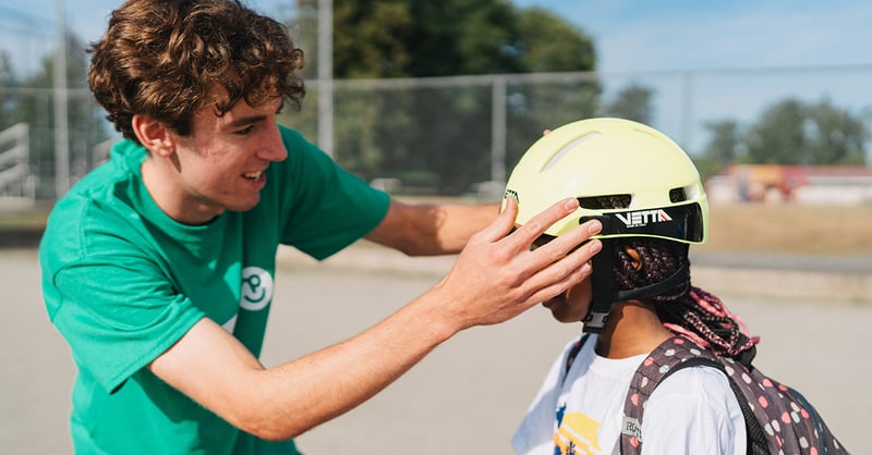 pedalheads-instructor-checking-helmet-fit-on-camper-1